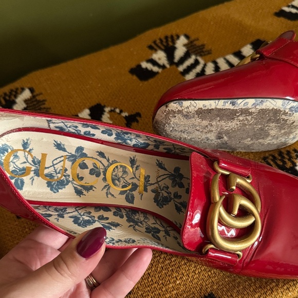 Gucci Red Patent Leather Flats with Gold Logo - Picture 3 of 11